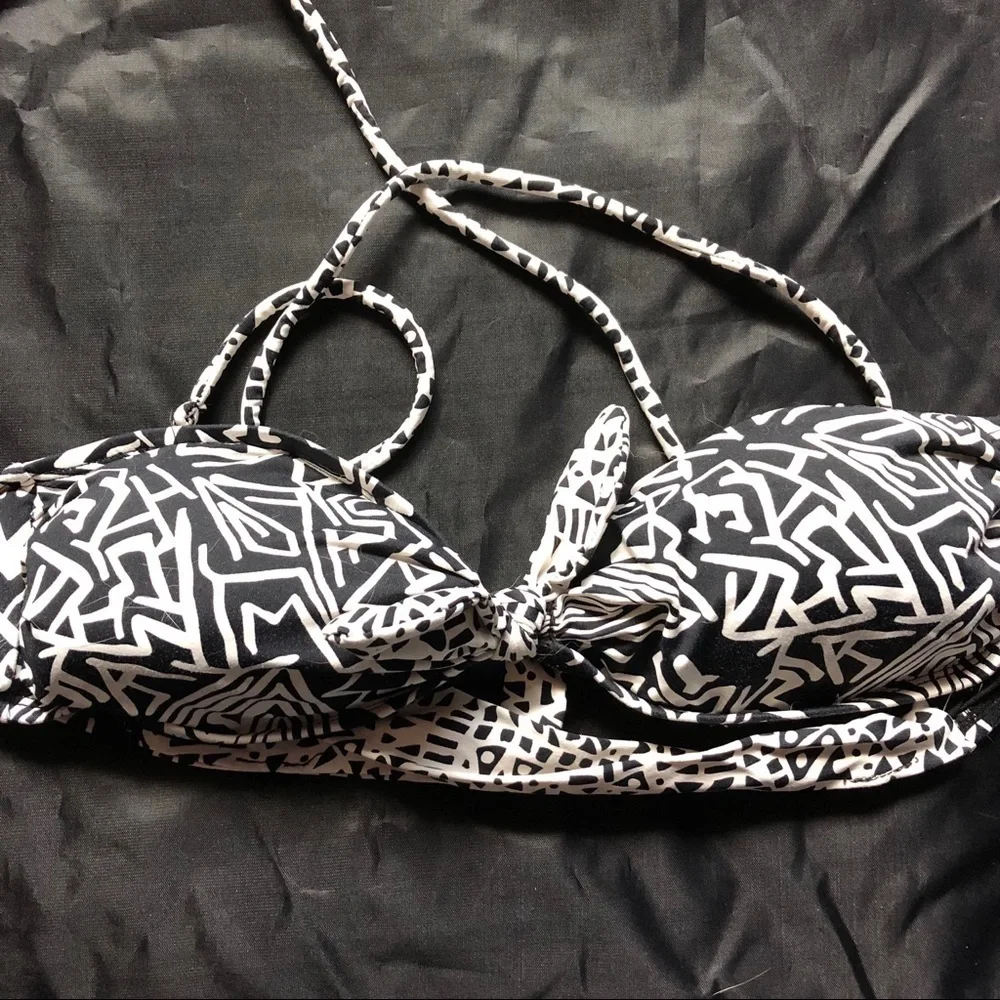 Garage Black & White Abstract Bikini Top – Size Small